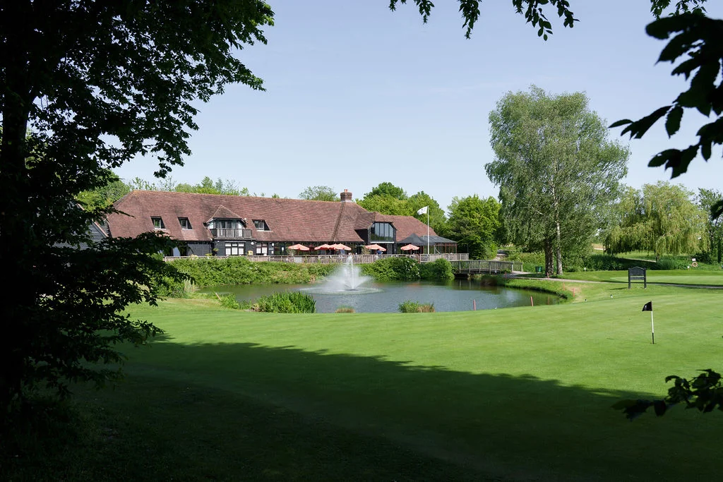 south-winchester-golf-club-clubhouse-lake-view