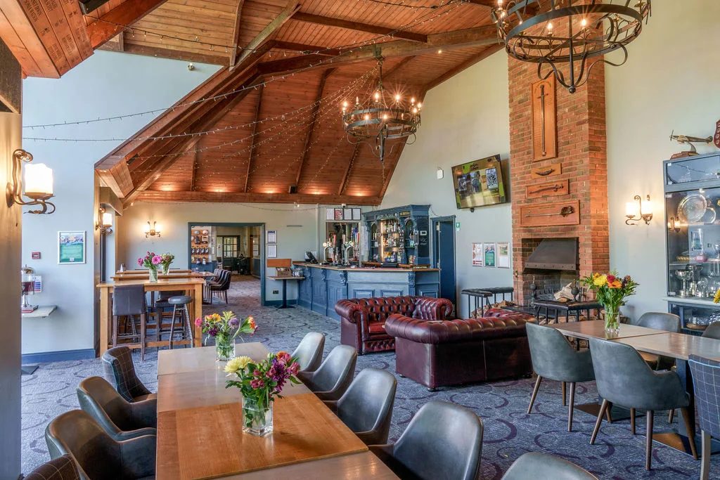 south-winchester-golf-club-clubhouse-seating-area