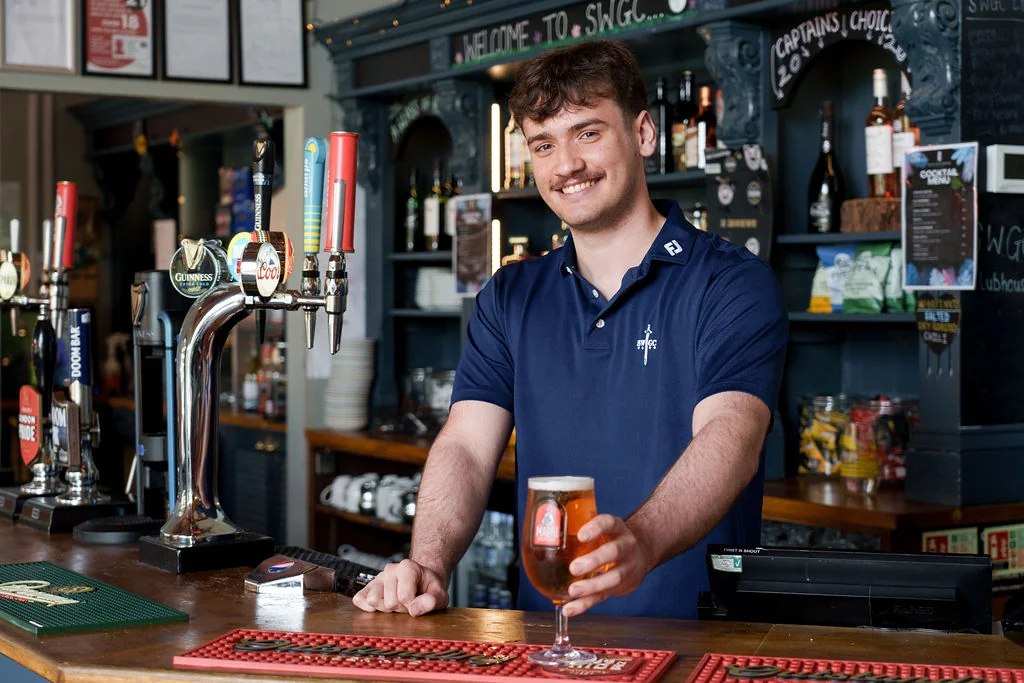 south-winchester-golf-club-serving-drinks-bar